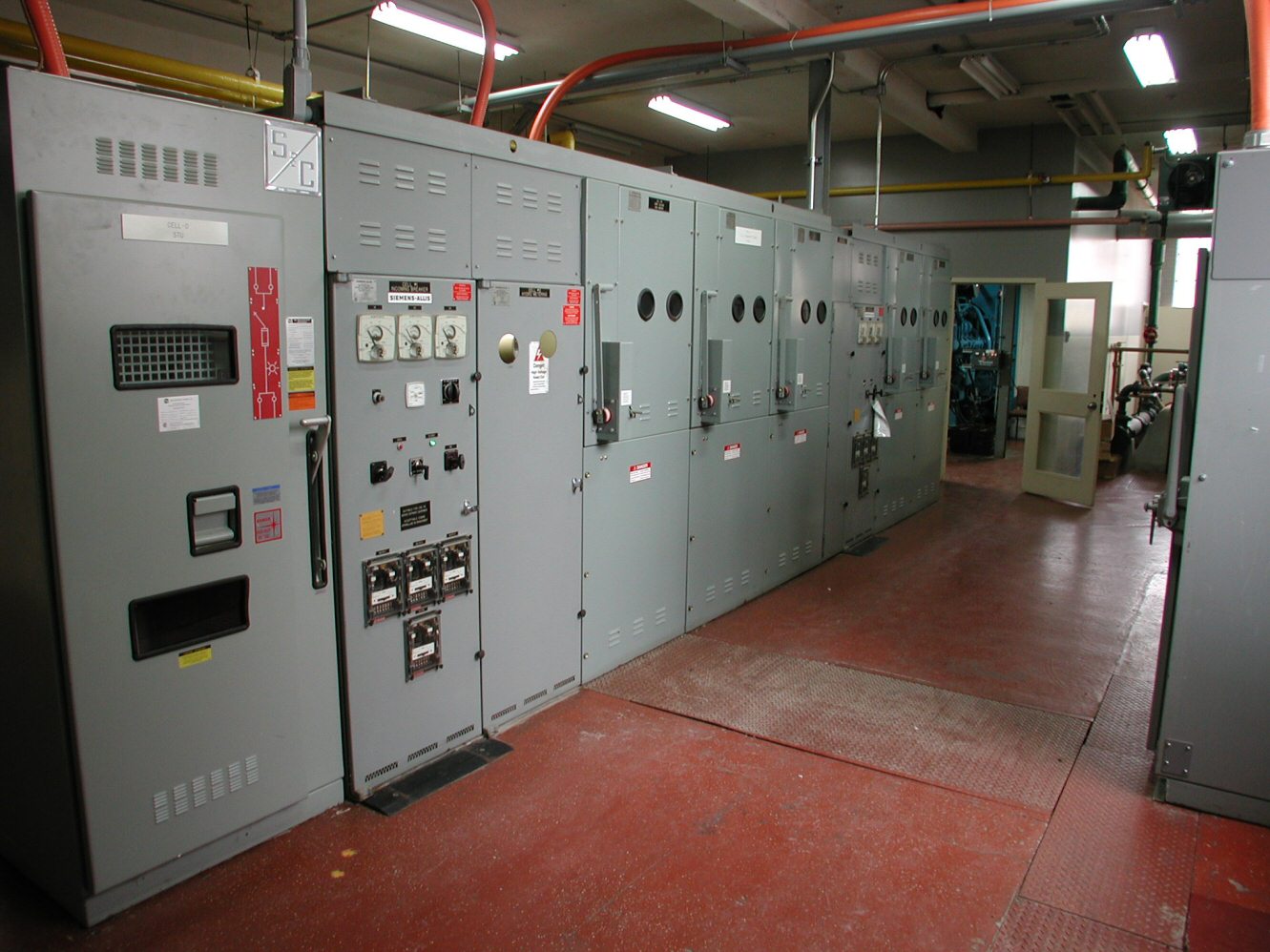 Tableros eléctricos en una sala de distribución